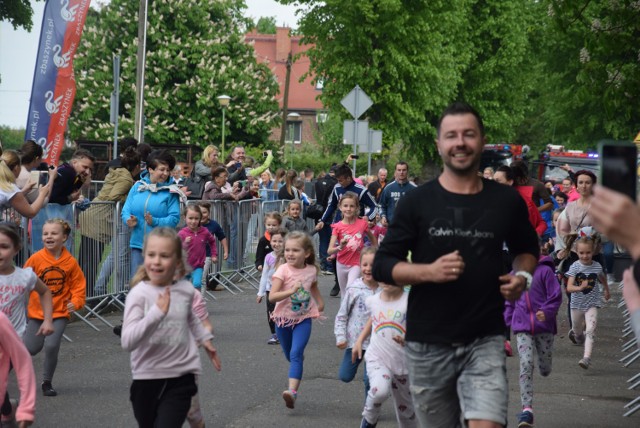 Przedszkolaki z gminy Zbąszynek biegły rekreacyjnie, w towarzystwie rodziców i dziadków. Uczniowie rywalizowali o miejsca na podium