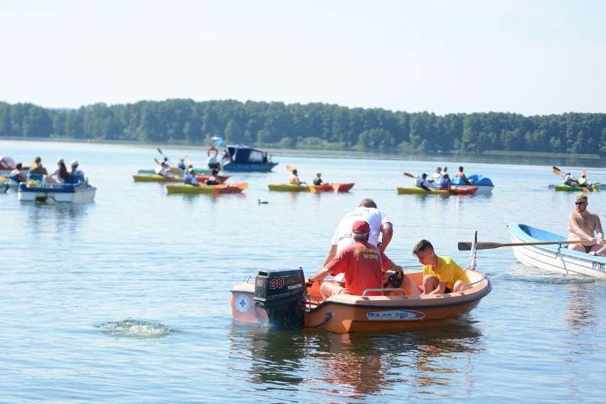 Kilkadziesiąt osób na spływie dookoła Jeziora Rudnickiego w Grudziądzu