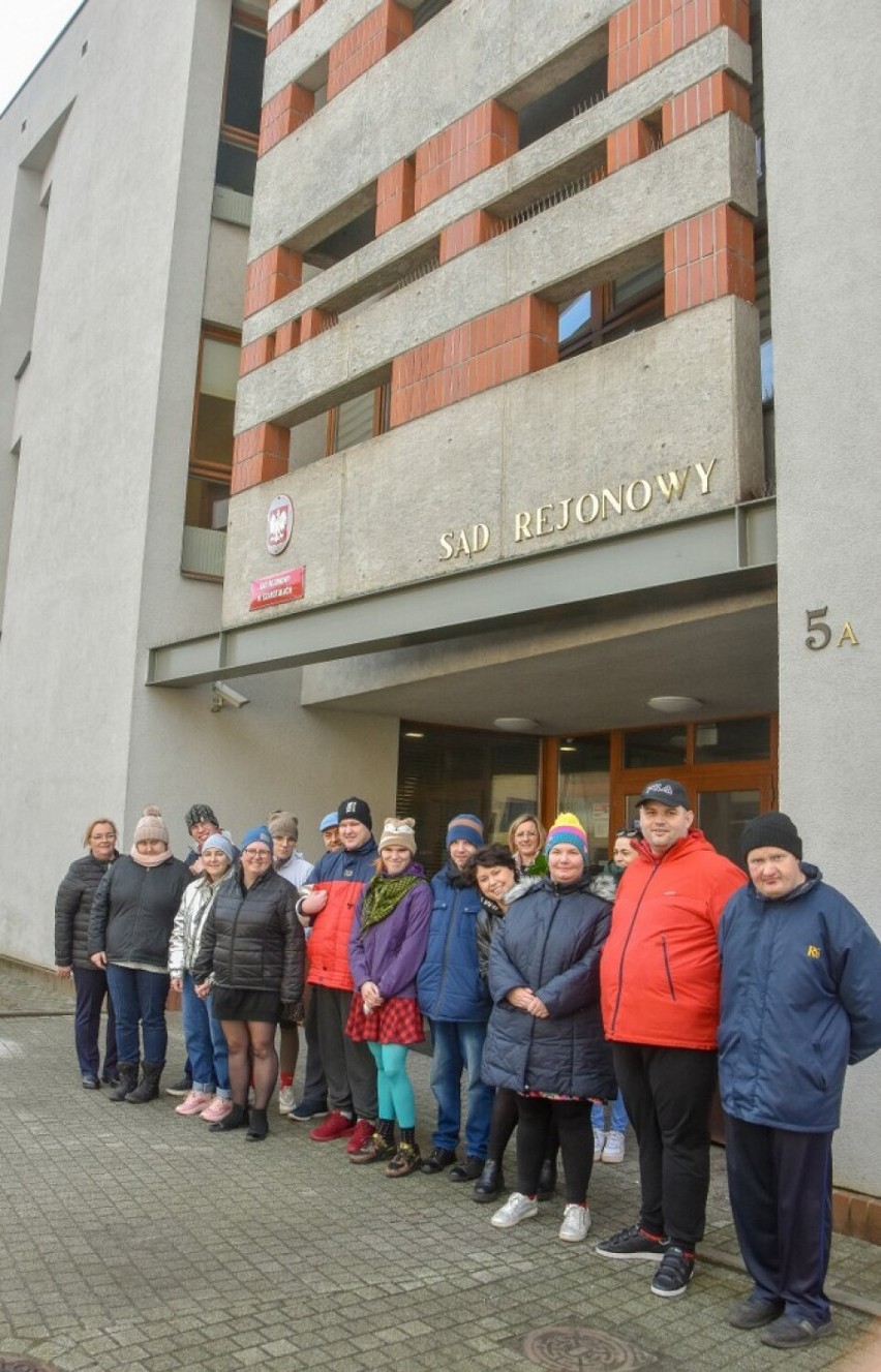 Osoby niepełnosprawne z Szamotuł trafiły do sądu! Spokojnie... to tylko wizyta edukacyjna!