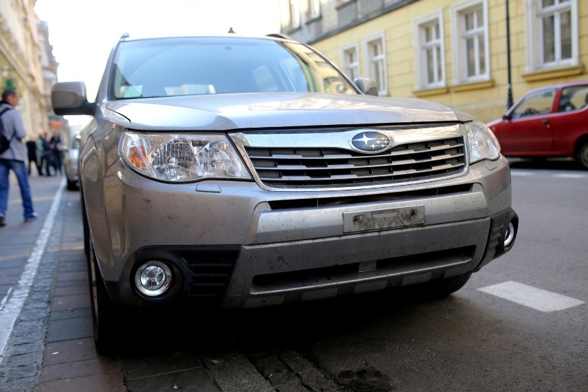 Kraków. Kilkadziesiąt samochodów uszkodzonych w centrum miasta