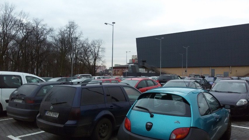Zatłoczone parkingi przed centrami handlowymi M1 w Czeladzi...