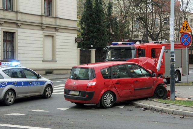 Do wypadku doszło gdy karetka (miała włączone sygnały świetlne i dźwiękowe) jadąca ul. Sienkiewicza od stacji pogotowia ratunkowego, przy czerwonym świetle wjechała na skrzyżowanie z ulicą Wigury. W tym samym czasie ul. Wigury jechało osobowe reanault z czterema osobami. Kierowca renault, który miał zielone światło, prawdopodobnie nie zauważył nadjeżdżającej ulicą Sienkiewicza karetki i również wjechał na skrzyżowanie.