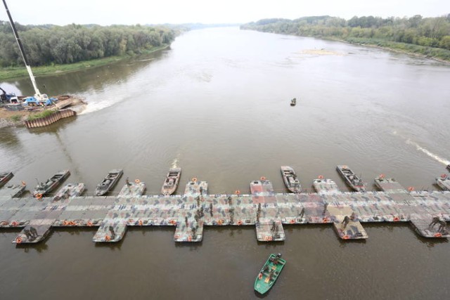 Most pontonowy zbudowany na Wiśle w Warszawie, w pobliżu miejsca, gdzie ścieka dostają się do rzeki i płyną do Bałtyku.