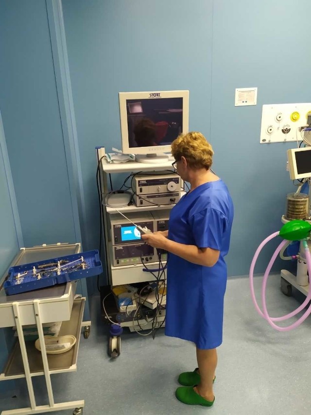 Anna Pucołowska, pielęgniarka operacyjna z chełmińskiego szpitala przy niedawno zakupionym sprzęcie scheiver, czyli artroskopie