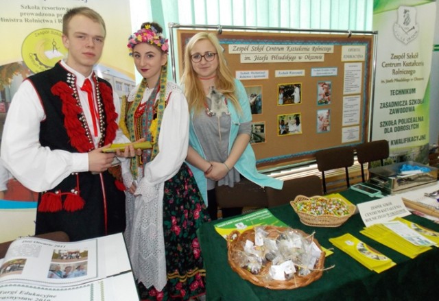 Jeszcze w piątek od godz. 8.30 do 14 gimnazjaliści mogą zwiedzać stoiska szkół w bibliotece