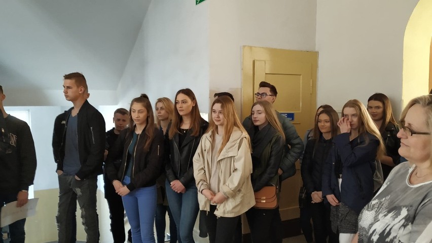 Ponad 100 uczniów I LO w Tczewie złożyło życzenia wielkanocne dyrekcji oraz prosiło o klasyfikacje [ZDJĘCIA]