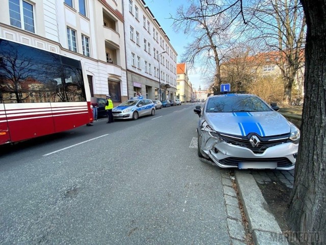 Opole. Zderzenie samochodu nauki jazdy z autobusem MZK na ul. Kołłątaja