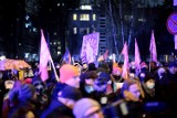 Strajk kobiet w Warszawie. Uczestniczki protestowały pod Sejmem RP przeciwko projektowi ustawy o zakazie aborcji