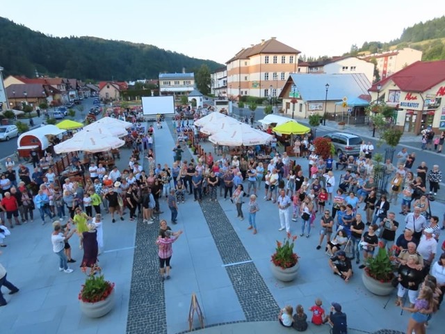 Muszyński rynek tętni życiem. Koncert kapeli Folkowni i kino plenerowe