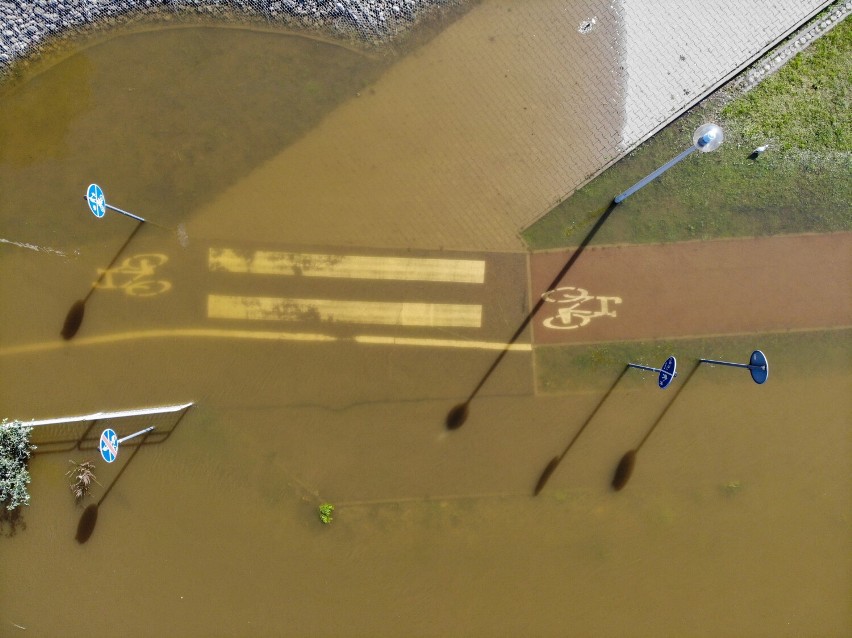 Wysoki stan Wisły w Grudziądzu. Woda zalała ścieżkę rowerową przy Marinie. Zobacz zdjęcia z drona