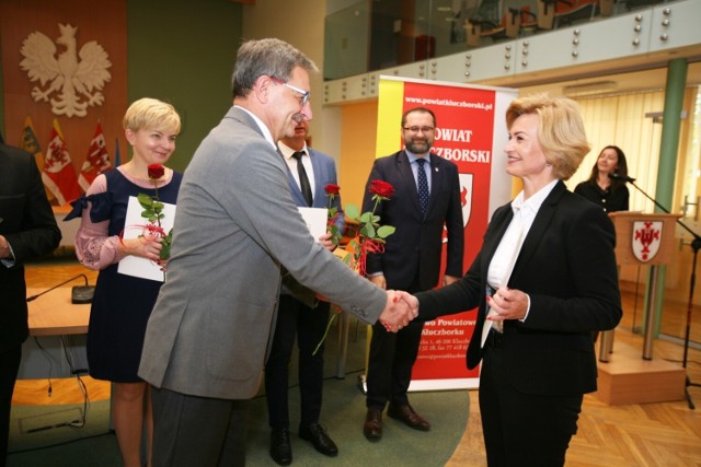 Trzydzieścioro nauczycieli otrzymało nagrody z okazji Powiatowego Dnia Edukacji Narodowej, który obchodzony był w Kluczborku.