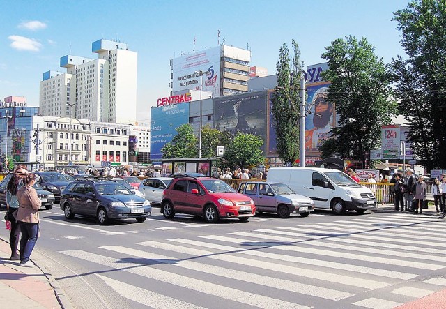 W centrum Łodzi w godzinach szczytu jeździ się samochodem ze średnią prędkością 33 km/h.
