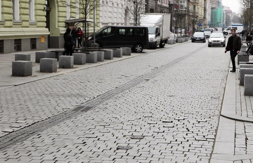 Samochody rozjechały nawierzchnię deptaku na ul. Kaszubskiej w Szczecinie [ZDJĘCIA]