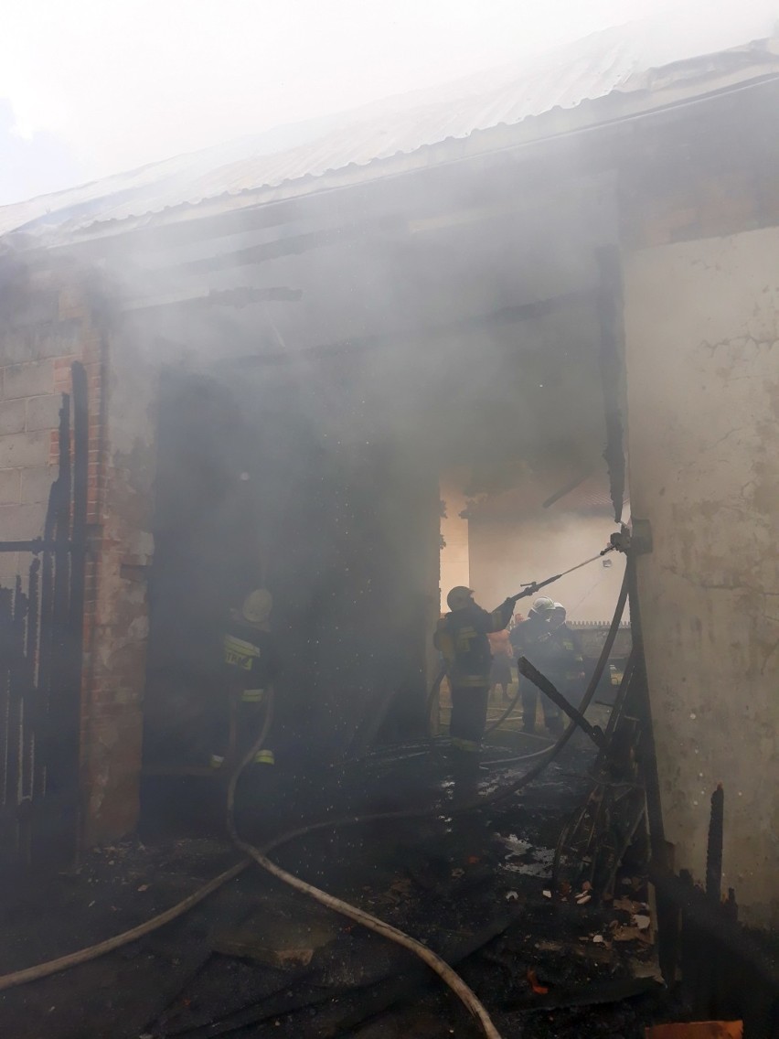 Pożar stodoły w Skomlinie. Z ogniem walczyło sześć zastępów straży [FOTO]