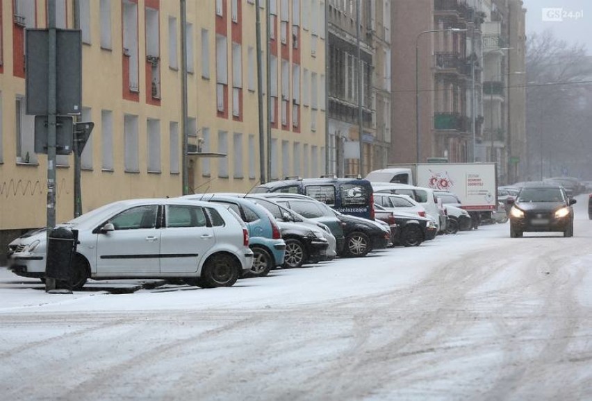 Zima w Szczecinie ciągle w ataku, kłopoty z komunikacją miejską. Ciężarówki utknęły na A6  