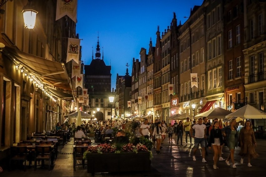 Nocne zdjęcia Gdańska. Setki turystów i mieszkańców korzystają z ciepłych wieczorów