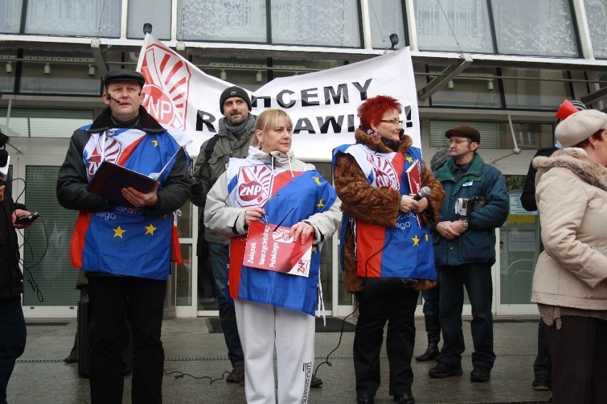 Sosnowiec: związkowcy protestowali przeciw planowanej reorganizacji w szkołach [ZDJĘCIA]