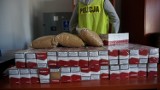 Policjanci znaleźli ponad 13 tys. sztuk nielegalnych papierosów i 20 kg tytoniu bez akcyzy. Trzy osoby zostały zatrzymane