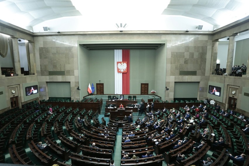 Polski Ład. Posłowie obeszli "Polski Ład". Otrzymali zwrot pieniędzy na konta. "To kpina z wyborców"