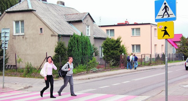 Mimo znaków ostrzegawczych i ograniczających prędkość kierowcy często muszą gwałtownie hamować