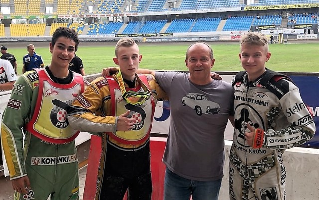 Nowi zawodnicy Falubazu z trenerem, od lewej: Nile Tufft (17 lat), Damian Boduch (18 lat), Aleksander Janas (trener), Sebastian Helwig (17 lat).
