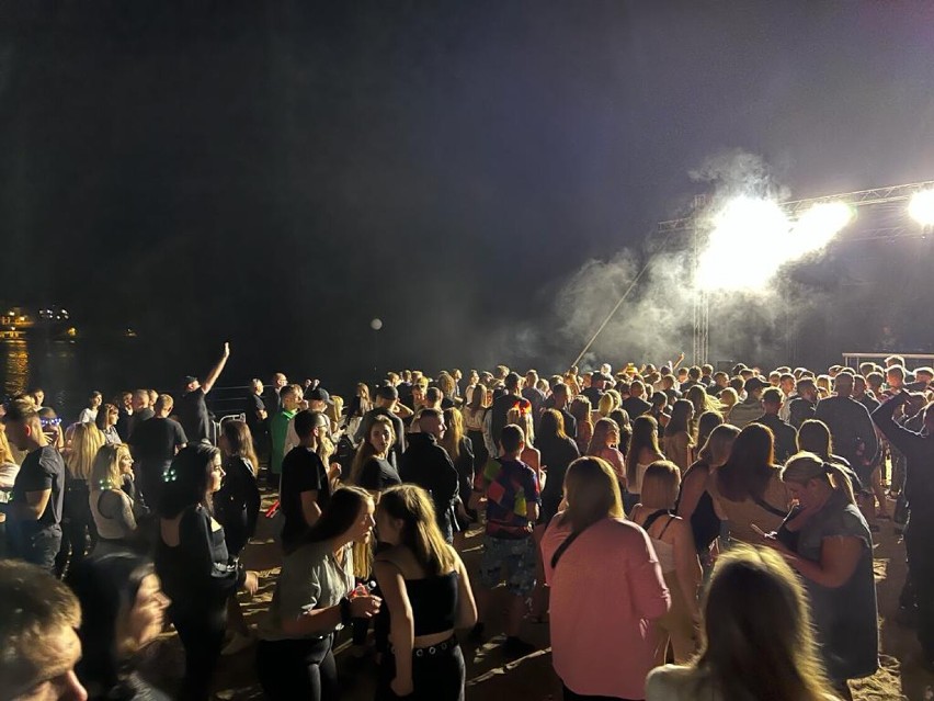 "Party z regatami" w Wągrowcu. Zobacz jak mieszkańcy bawili się na plaży [ZDJĘCIA]