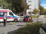 Gałąź spadła na starszą kobietę w Zielonej Górze. Na miejsce wezwano medyków. Seniorkę zabrało pogotowie