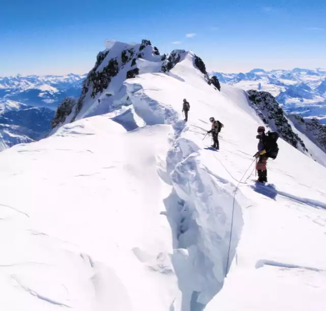 Pięcioosobowa ekipa w drodze na Mont Blanc we Francji.