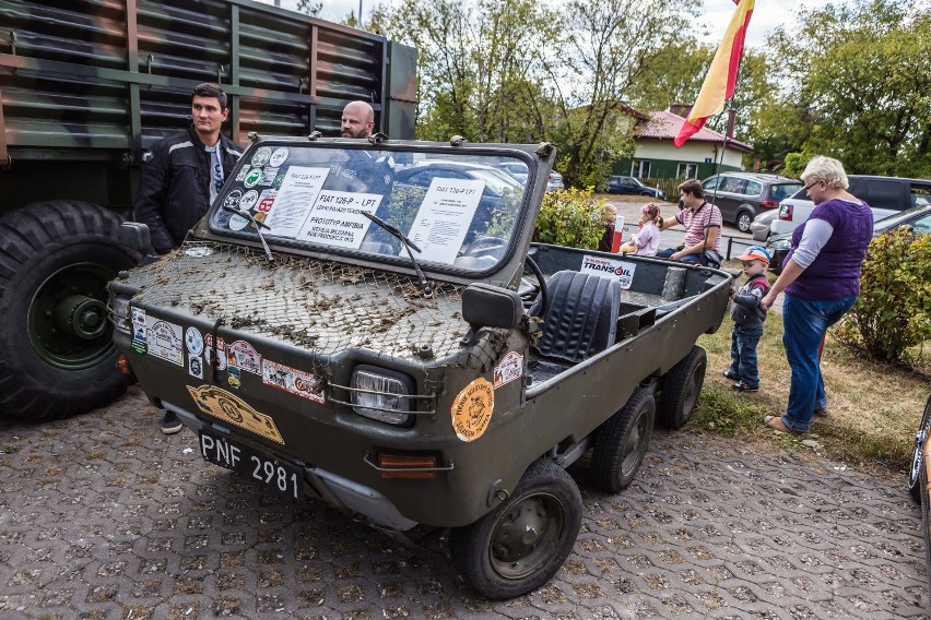 Dla nich te samochody są bezcenne. Zlot klasyków w Warszawie...