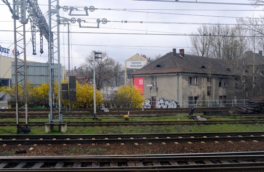 Tak widać Gliwice i Zabrze z okien pociągu wiosną...