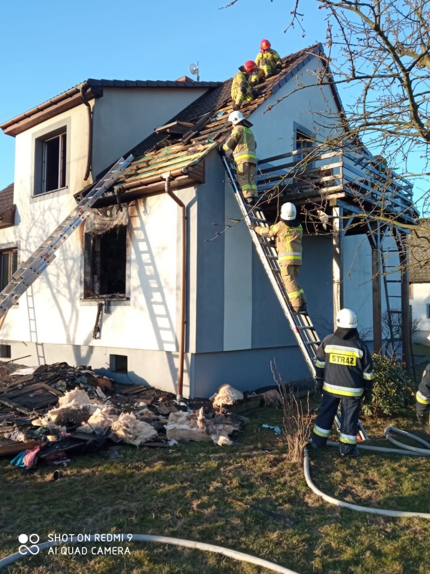 Jasienica. Pożar domu jednorodzinnego w pow. bielskim. Nie żyje ok. 55-letni mężczyzna. Strażacy natrafili na zwęglone zwłoki podczas akcji