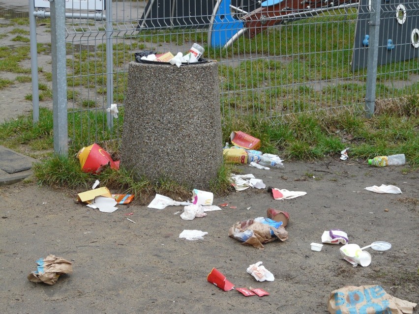 Pabianice. Śmieci rozsypane w Parku Wolności w okolicy placu zabaw i amfiteatru ZDJĘCIA