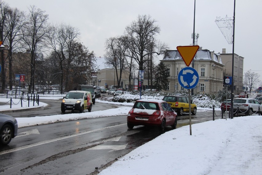 Zima na drogach w Tarnowskich Górach [ZDJĘCIA] Jak wygląda sytuacja z odśnieżaniem?
