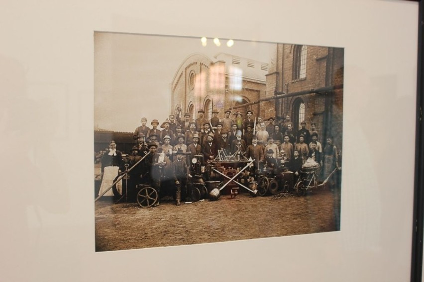 Pamiątkowe zdjęcie przed halami Huty Julia. Fot. z ok.1895...