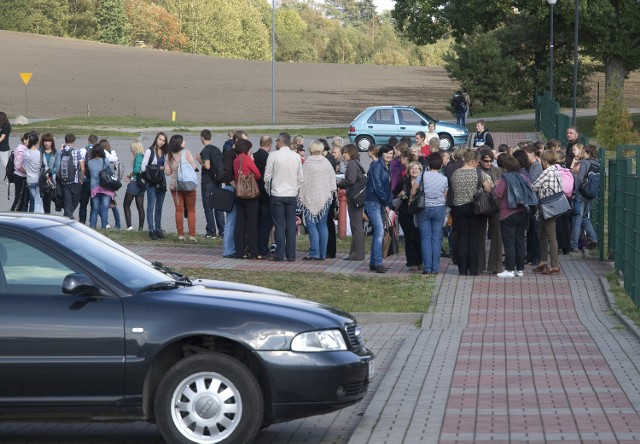 Nieznana osoba poinformowała policję o ładunku wybuchowym w miasteckim gimnazjum. Służby ratunkowe ewakuowały uczniów i pracowników placówki