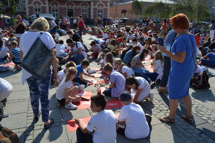 Setki dzieci na placu Biegańskiego malują farbami polskie godło na 100-lecie odzyskania niepodległości. Biją rekord Guinessa [ZDJĘCIA]