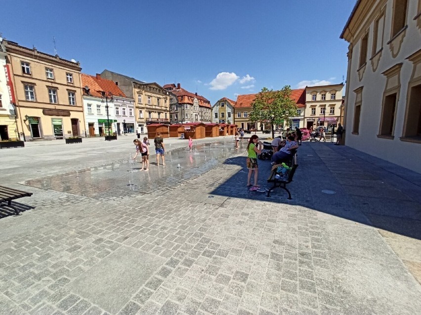 Miejskie fontanny na rynku i plantach w Rawiczu zostaną uruchomione już wkrótce. Plusk wody usłyszysz już przy Domu Katolickim