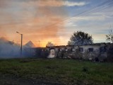 Pożar stodoły w Łaszewie w gm. Pruszcz. Spłonęła cała. Teraz strażacy dogaszają zgliszcza. Mamy zdjęcia od strażaków z Pruszcza
