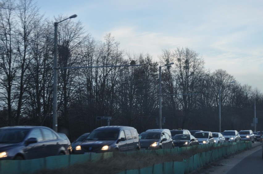 Cały czas są duże utrudnienia w ruchu, do czego przyczynił się także szczyt komunikacyjny.