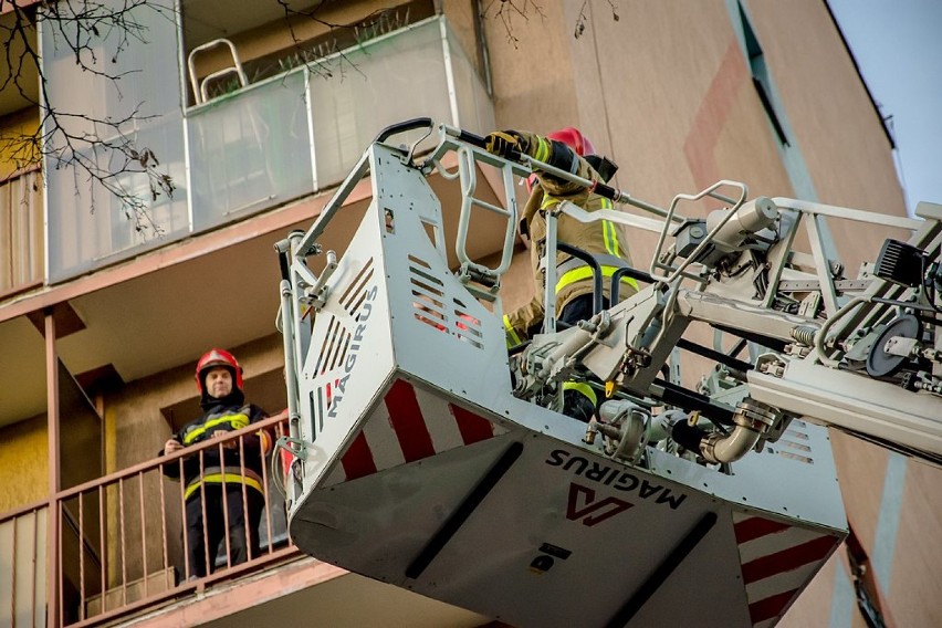 Strażacy wchodzili do mieszkania przez okno na Piaskowej Górze (ZDJĘCIA)