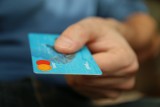 Policja zatrzymała trzy osoby w Lewinie Brzeskim podejrzane o przywłaszczenie karty bankomatowej