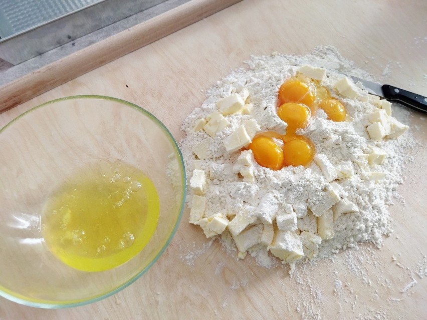 Rozdziel jajka. Do mąki z masłem dodaj żółtka, cukier,...