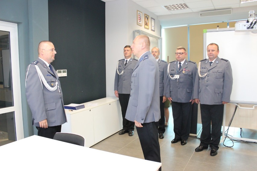 Komendant powiatowy policji w Opocznie nagrodził policjantów i wręczył awanse na wyższe stopnie [FOTO]