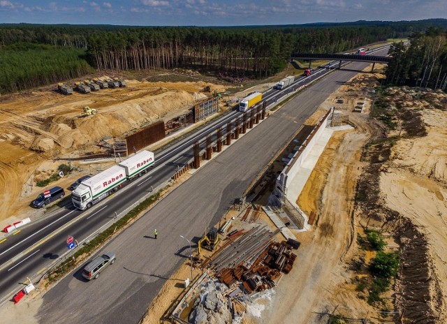 To była jedna z najgorszych dróg w Polsce. Powstała w latach 30. XX wieku i stanowiła fragment autostrady Wrocław – Berlin.  Ułożona została z betonowych płyt, a jazda po niej nie należała do najprzyjemniejszych. Po przebudowie będzie miała standard autostrady.

Jezdnia północna A18 została dostosowana do parametrów autostradowych w latach 2004-2007. Był to pierwszy etap budowy autostrady A18. Obecnie trwają prace na nitce południowej. Odcinek od granicy państwa w Olszynie do węzła Golnice w woj. dolnośląskim ma być gotowy w 2023 roku. 

Generalna Dyrekcja Dróg Krajowych i Autostrad opublikowała właśnie najnowsze zdjęcia z budowy na odcinku od granicy państwa do węzła Iłowa. 

Czytaj także: „Najdłuższe schody Europy” w przebudowie

Wideo: Budowa autostrady A18 (materiał z czerwca tego roku)
