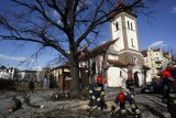 Legnica: Drzewo przygniotło samochód (ZDJĘCIA)