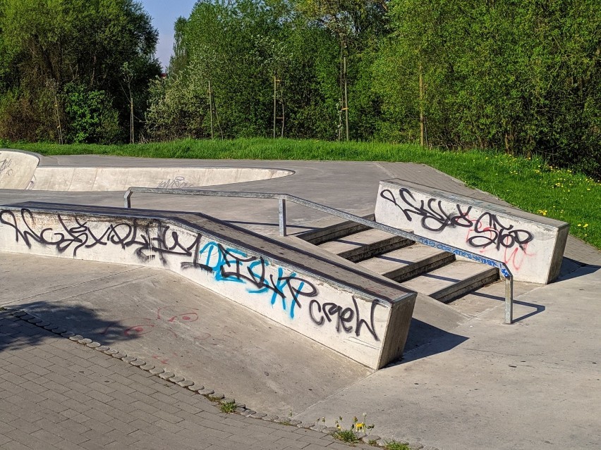 Wieczorne spotkania młodzieży na skateparku w Lublińcu...