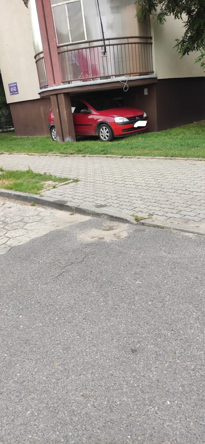 Mistrzowie parkowania w Tomaszowie Mazowieckim. Tych kierowców lepiej nie naśladować! [FOTO]