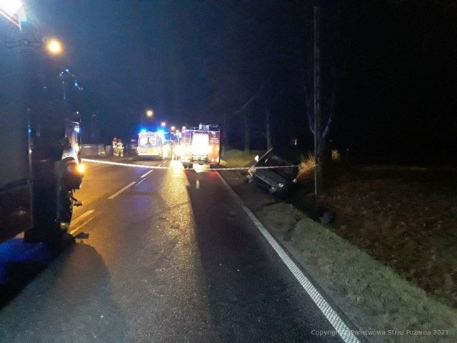 Jedna osoba nie żyje, 3 są ranne (dwie ciężko) - oto bilans tragicznego wypadku, do którego doszło w niedzielę (19 grudnia) po godz. 22 w miejscowości Makowiska pod Pajęcznem. 

Czytaj więcej na następnej stronie
