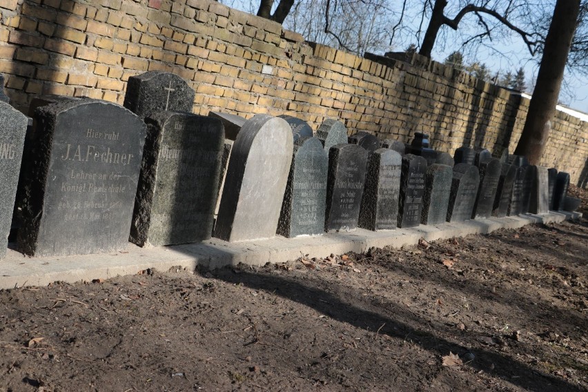 Płyty nagrobne pochodzą z cmentarzy ewangelickich dawnego...