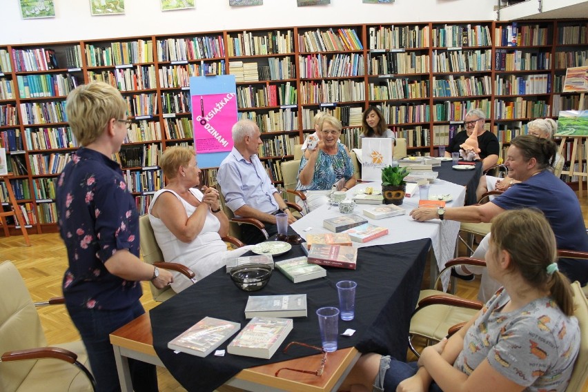„Co kochamy w książkach na lato” – spotkanie Dyskusyjnego Klubu Książki w Międzyzdrojach